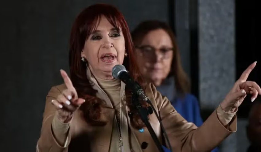 Cristina Kirchner começa a cumprir pena em prisão domiciliar e usará tornozeleira eletrônica