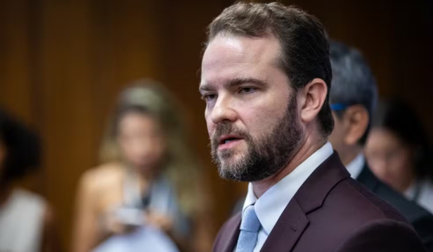 Governo vai liberar uso de FGTS em programa para brasileiros endividados, diz Durigan