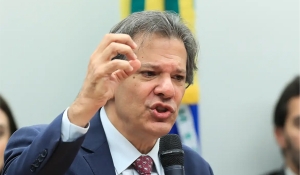 Haddad nega possibilidade de baixar IOF cambial para segurar dólar