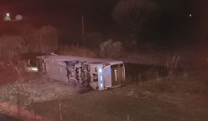 Ônibus capota entre Cajazeiras e São José de Piranhas; quatro vítimas são levadas ao hospital