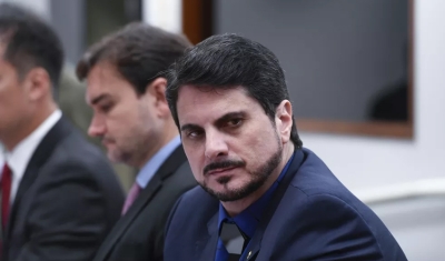 Marcos do Val diz que recebeu proposta golpista de Daniel Silveira, ao lado de Bolsonaro, e anuncia que renunciará ao mandato