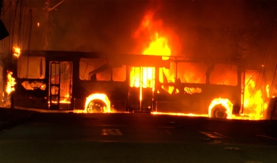 Motorista e passageiros ficam feridos após criminosos atearem fogo em ônibus e impedir saída das vítimas em João Pessoa