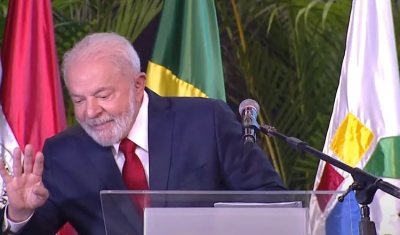 &#039;Já caiu o preço da picanha?&#039;, pergunta Lula durante brincadeira com criança em evento em Itaipu