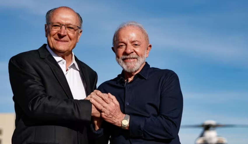Lula embarca para participar de reunião do G7 no Canadá