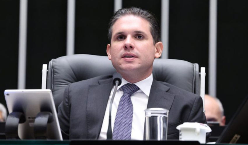 Hugo Motta comemora aprovação de projeto de combate à violência contra mulheres
