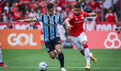 Em Gre-Nal frenético, Inter bate o Grêmio no Beira-Rio e se recupera no Brasileirão