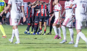 Vit&oacute;ria vence no Barrad&atilde;o, vai &agrave;s oitavas e tira o Flamengo da Copa do Brasil