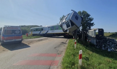 Trem atinge caminhão na Polônia e deixa feridos