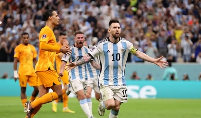 Argentina vê Holanda empatar no fim, mas vence nos pênaltis e vai à semifinal da Copa