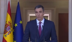 Pedro Sánchez anuncia que permanecerá no cargo de primeiro-ministro da Espanha