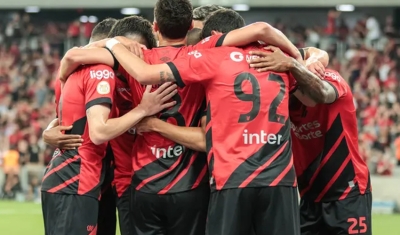 Com gol no fim, Athletico-PR vence o Inter e entra no G-6 do Brasileirão