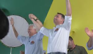 Caiado anuncia apoio a Flávio Bolsonaro no 2º turno durante encontro em Goiânia