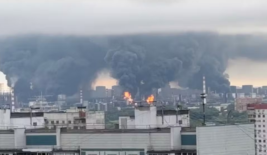 Ataque de drones atinge refinaria em Moscou, forma nuvem gigante de fumaça preta e fecha aeroporto; Kiev também sofre bombardeio