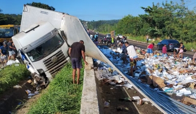 Caminhão tomba na BR-101, espalha produtos alimentícios na via e carga é saqueada na Paraíba