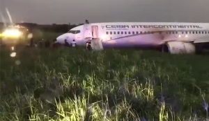 Avião derrapa durante pouso na chuva e para fora da pista na Guiné Equatorial