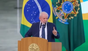 Lula está lúcido, orientado, conversando e com dreno, afirma boletim médico