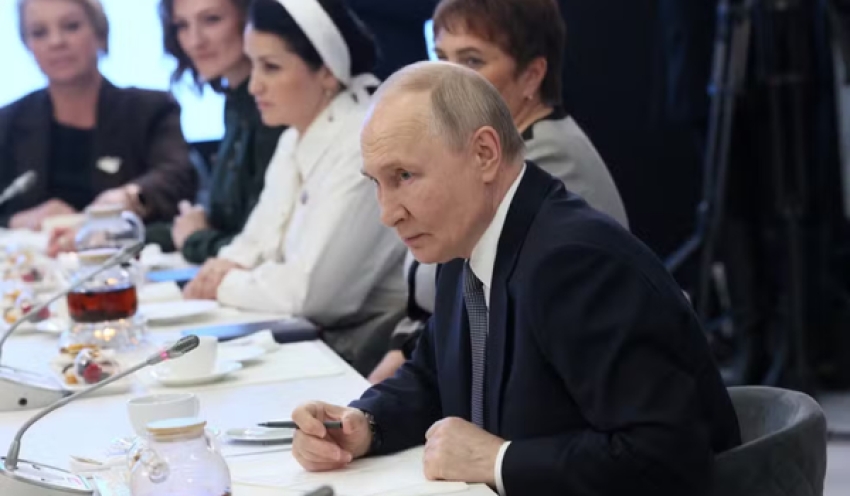 Putin diz não abrir mão de territórios ucranianos conquistados; Zelensky afirma querer paz, mas não 'ao custo de desistir da Ucrânia'