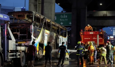 Ônibus escolar pega fogo na Tailândia, crianças ficam presas dentro e 23 morrem