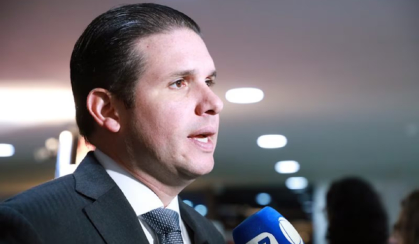 Fim da escala 6x1: Hugo Motta escolhe Leo Prates para relatar PEC na Câmara