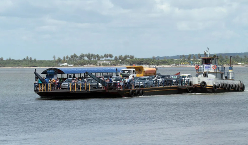 Balsa que faz transporte entre Cabedelo e Lucena apresenta problema e fica à deriva