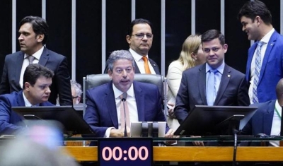 Lira determina voto presencial de deputados na próxima segunda