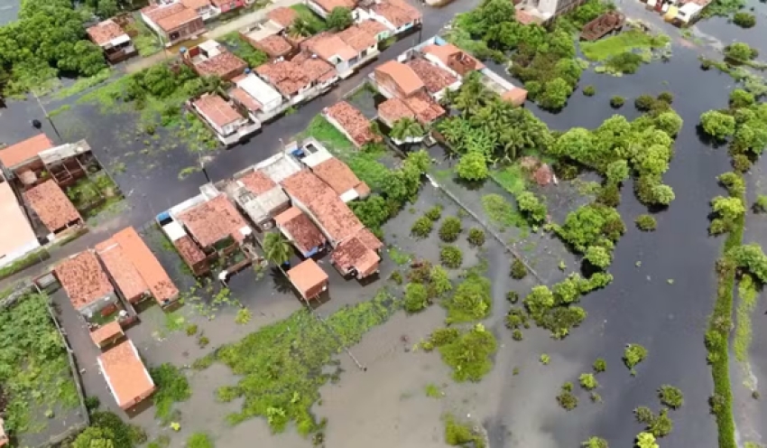 Rio transborda após chuva intensa, alaga cerca de 200 casas e deixa população sem água em Baía da Traição