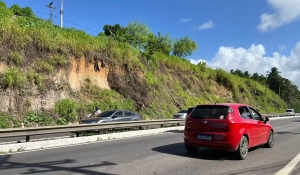 Obra de contenção de barreira do Castelo Branco interdita trânsito em faixa na BR-230; confira horários