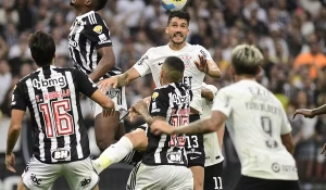 Corinthians e Atlético-MG empatam sem gols em jogo marcado por expulsão