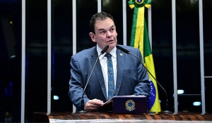 André Amaral defende acesso a serviços de saúde mental para prevenir suicídio