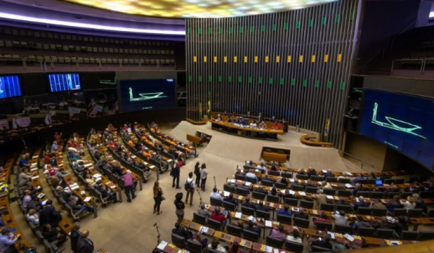 Câmara pode votar hoje projetos sobre proteção às mulheres, segurança em presídios e clima