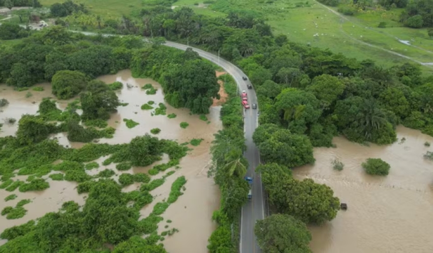 Ponte com problemas na estrutura é parcialmente interditada, no Litoral Sul da Paraíba