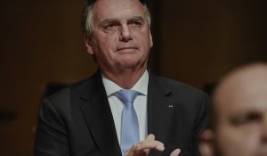 Defesa de Bolsonaro pede que Zanin não analise recurso contra inelegibilidade