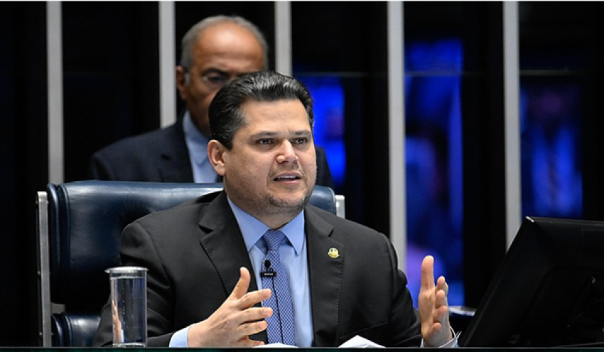 PEC da escala 6x1 não irá diretamente para o Plenário do Senado, diz Davi