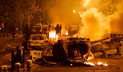 Jovem morre ao cair de telhado durante protestos na França, diz polícia