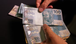 Endividamento das famílias cai pela 1ª vez no ano; inadimplência recua nas menores rendas e cresce nas maiores