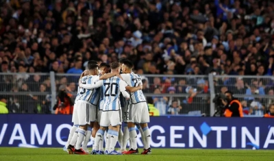 Otamendi decide, e Argentina vence o Paraguai nas Eliminatórias da Copa