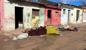 Fortes chuvas derrubam muro de reservatório e águas alagam casas em Dona Inês, na PB