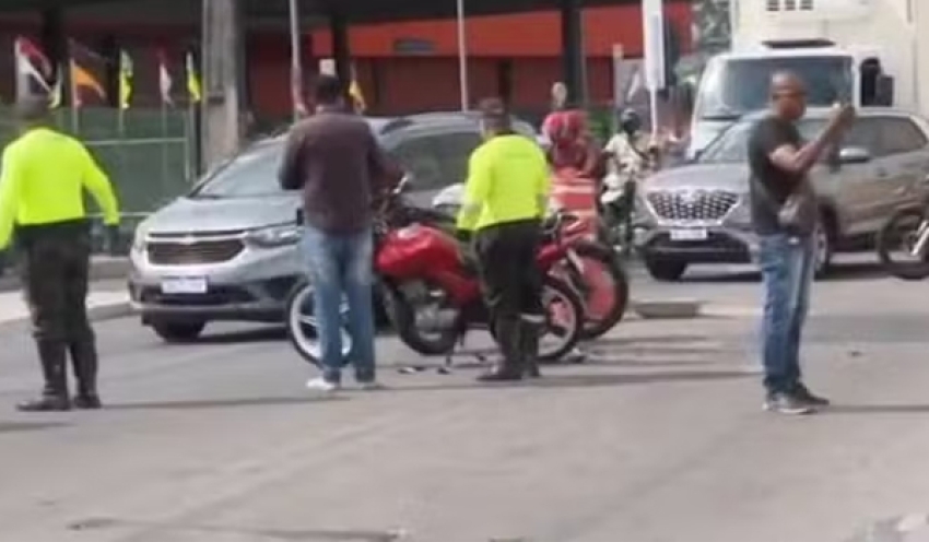 Motociclista morre após perder controle de moto, bater em carro e ser atropelado por caminhão, em João Pessoa