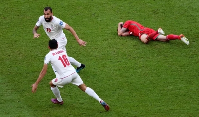 Irã pressiona, marca no fim e derruba o País de Gales