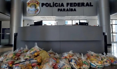 Polícia Federal apreende cestas básicas junto de material de campanha, em João Pessoa