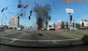 Míssil cai a poucos metros de carros em Kiev