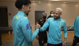 Neymar e Marquinhos têm problema em voo e vão perder primeiro treino da Seleção