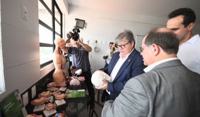 João Azevêdo inaugura novo prédio da Escola Raul Córdula construído em parceria com a Unimed e destaca avanços na Educação