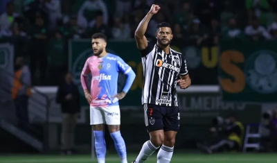 Atlético-MG vence fora de casa, cola no G-6 e aumenta crise no Palmeiras