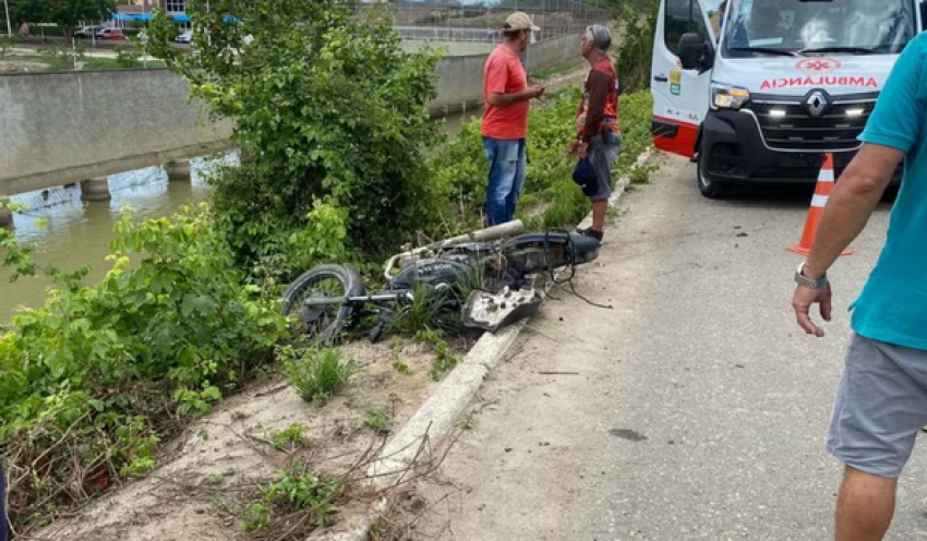 Reboque se solta de caminhonete e atinge motociclista na BR-230, em Campina Grande