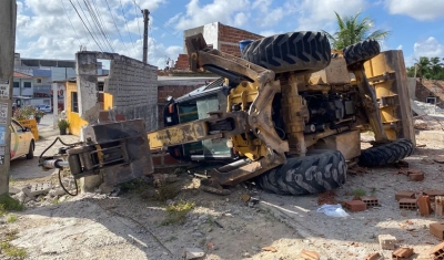 Retroescavadeira tomba após ser furtada de obra de praça e ladrões perderem o controle do veículo, na PB