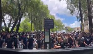 Policiais civis, penais e militares fazem novo protesto em frente à granja do governador, em João Pessoa