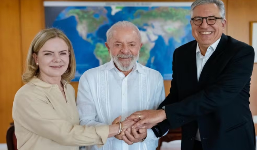 Lula dá posse a Gleisi e Padilha em cenário de dúvidas sobre espaço e permanência do Centrão na base aliada