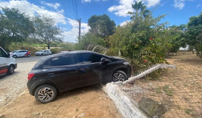 Grupo rouba veículo e se envolve em acidente e troca de tiros, em Campina Grande; PMs ficaram feridos