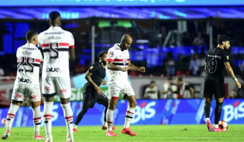 Com direito a olé e show de Lucas e Oscar, São Paulo vence o Corinthians